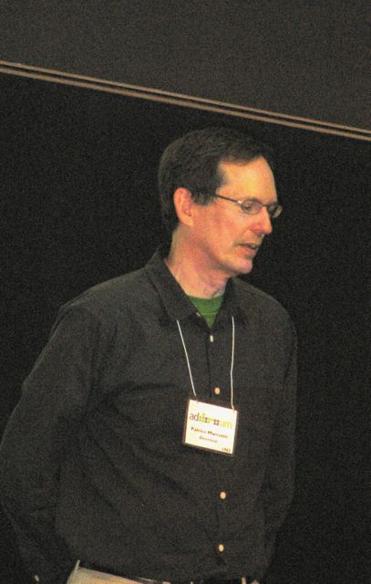 Le directeur présente le conférencier