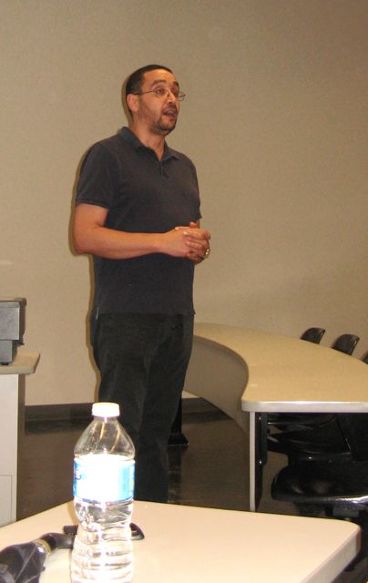 Le directeur présente le conférencier
