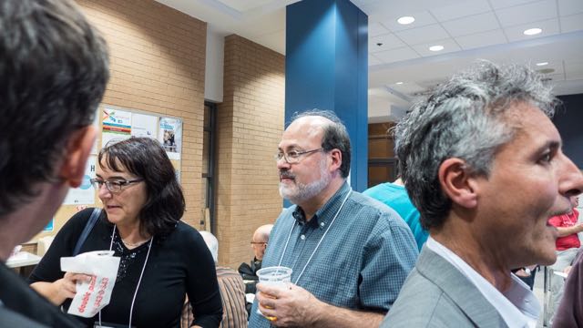 Hélène et Alain qui discutent 