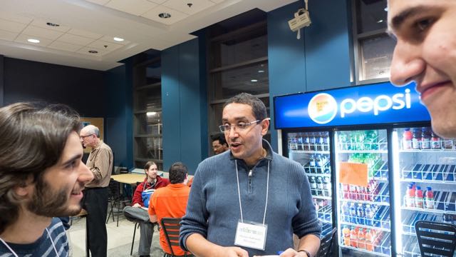 Le directeur avec de futurs diplômés
