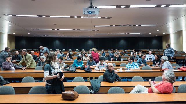 L'auditoire s'installe