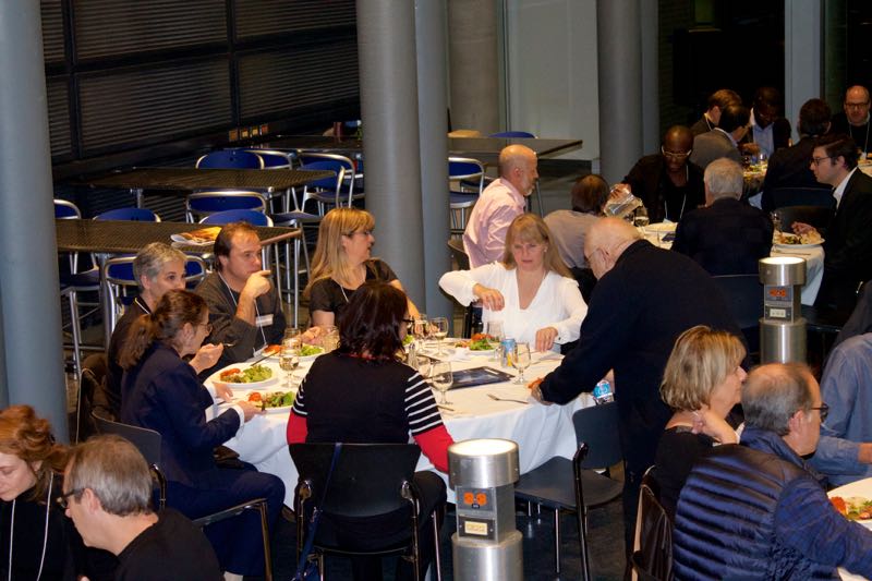 Tout le monde mange