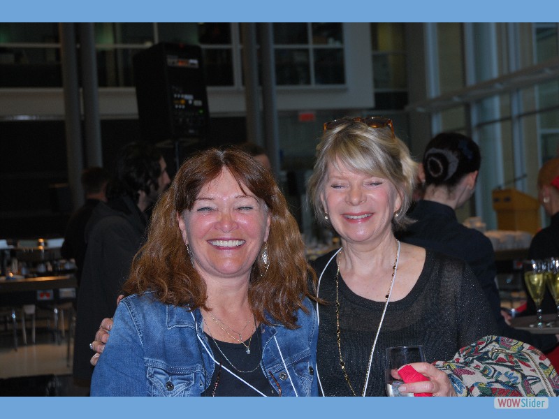 Linda Lamarre et Marie-Josée boulay heureuses, mais les yeux fermés!  