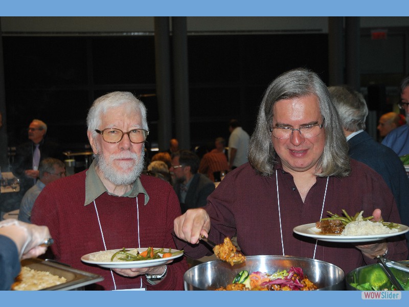 Claude Goutier et Gilles Brassard remplissent leur assiette